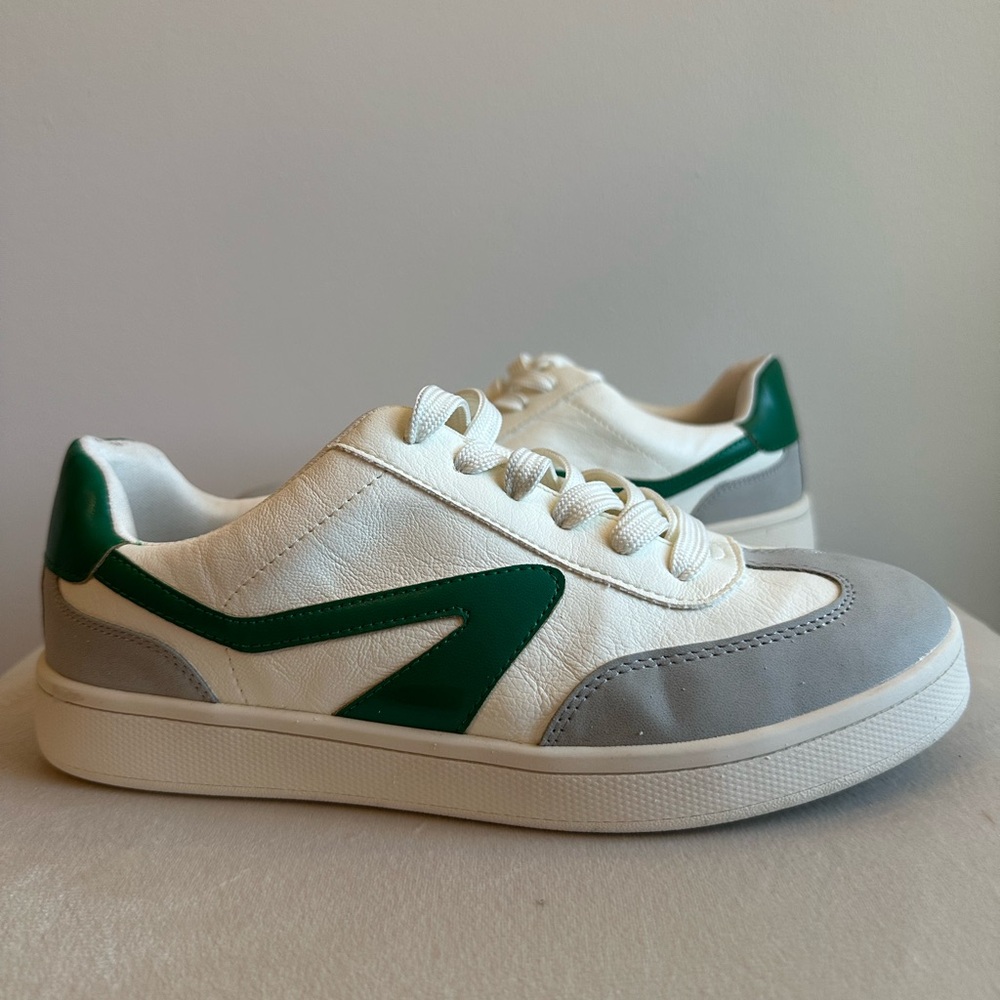 DV by Dolce Vita Valentina Cream Sneakers with Green and Grey accents, size 7